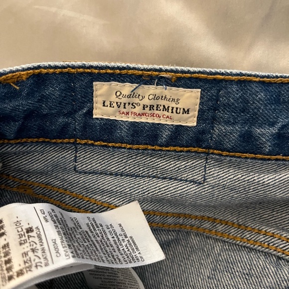 Like new Levi’s 501 button fly - Picture 5 of 6